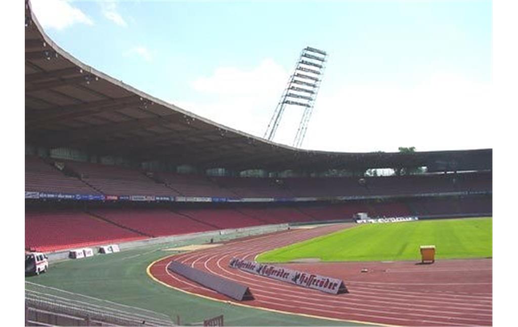 Der Innenbereich des Müngersdorfer Stadions vor dem 2004 abgeschlossenen Umbau zum "RheinEnergieStadion".