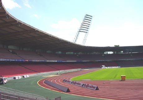 Der Innenbereich des Müngersdorfer Stadions vor dem 2004 abgeschlossenen Umbau zum "RheinEnergieStadion".