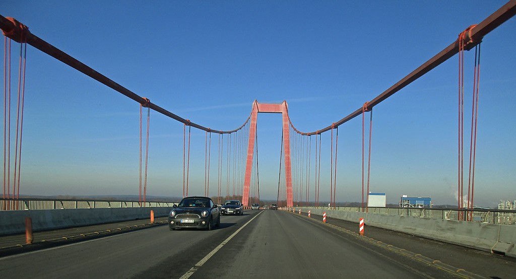 Fahrt über die Rheinbrücke von Kleve nach Emmerich, Blick auf den tragenden Pylon auf der Emmericher Seite (2017).