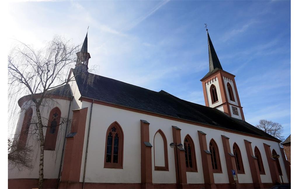 Ansicht der Pfarrkirche Liebfrauen, der ältesten Kirche Bitburgs (2015)