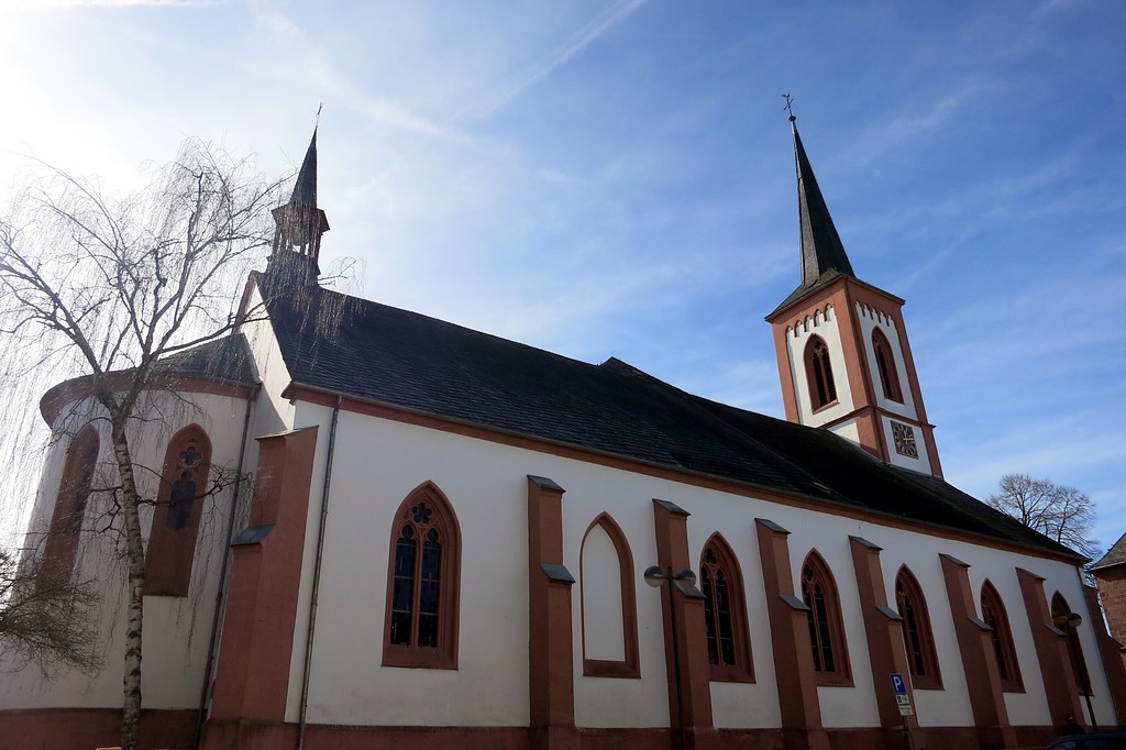 Ansicht der Pfarrkirche Liebfrauen, der ältesten Kirche Bitburgs (2015)