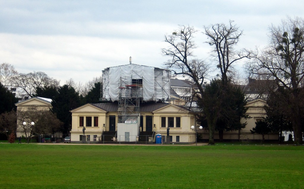 Das Akademische Kunstmuseum am Hofgarten in Bonn während seiner Renovierung (2013)