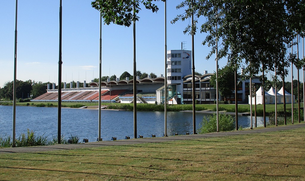 Gebäude der Regattabahn im Sportpark Wedau in Duisburg, Ansicht von der Kruppstraße (2016).