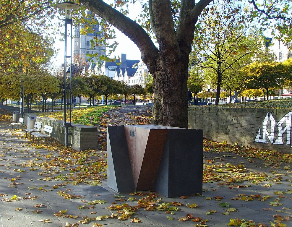 Das "Rosa Winkel Denkmal" am Kölner Rheinufer, Mahnmal für die schwulen und lesbischen Opfer des Nationalsozialismus (2008)
