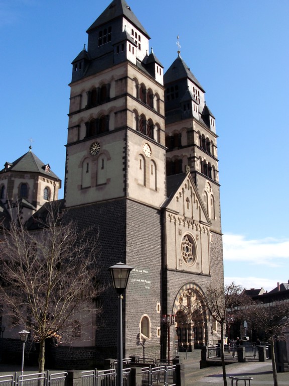 Die westliche Fassade der katholischen Pfarrkirche Herz-Jesu in Mayen (2013).