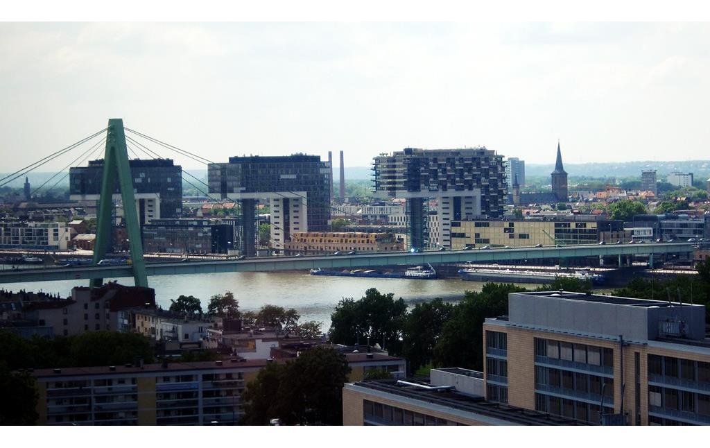 Die Kölner Severinsbrücke über den Rhein, dahinter die drei Kranhäuser im Kölner Rheinauhafen, Sicht von Köln-Deutz aus (2014)