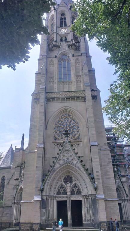 Turm und Eingang der Pfarrkirche St. Josef in Koblenz (2014)