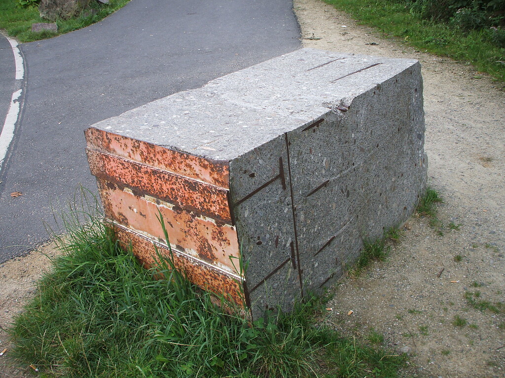 Ein Deckensegment aus Stahl und Beton, das Teil eines Bunkers in Mechernich-Kommern war (2015).