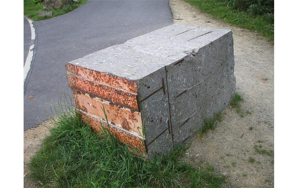 Ein Deckensegment aus Stahl und Beton, das Teil eines Bunkers in Mechernich-Kommern war (2015).