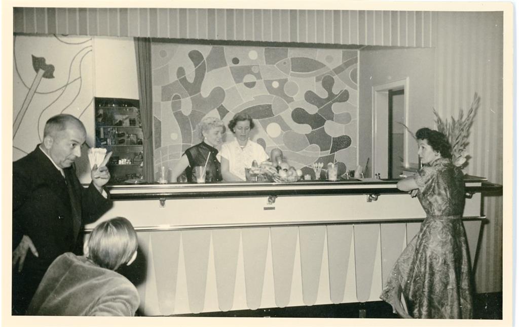 Historische Aufnahme der Theke mit Gästen in der Milchbar Brühl (1950er-Jahre).