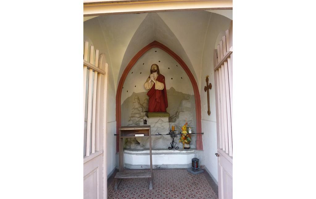 Kapelle am Kreuzweg in Oberwesel (2016): Den Start des Kreuzweges bildet eine Kapelle mit rotbraun gestrichenem Backsteinmauerwerk, die im Jahr 1850 errichtet wurde.
