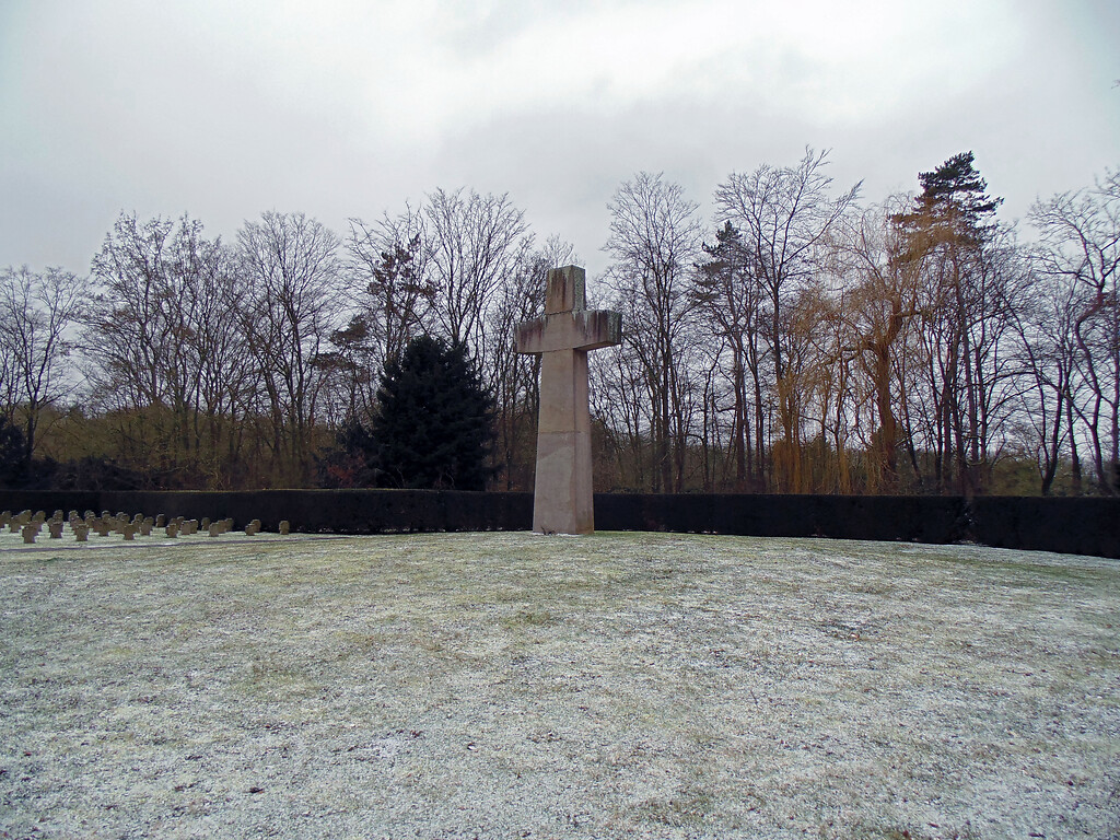 Das alles überragende massive Kreuz auf der westlich gelegenen Erhöhung auf dem Gräberfeld für deutsche Kriegsopfer auf dem Westfriedhof in Köln-Vogelsang (2021). Es soll christlichen Trost spenden.