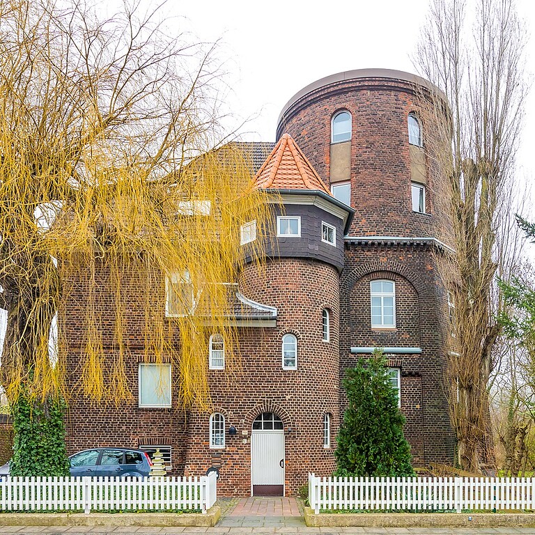 Der heute als Wohnhaus genutzte ehemalige Wasserturm Roggendorf in Köln-Roggendorf/Thenhoven (2023).