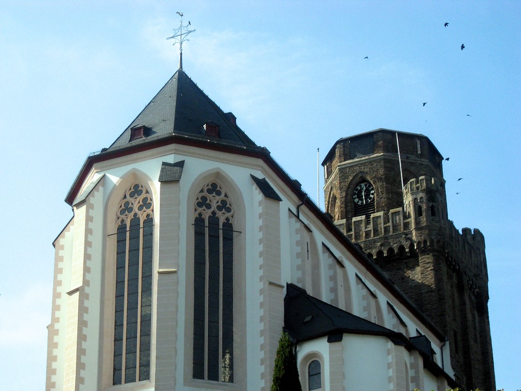 St. Martinskirche Oberwesel (2016): Die Kirche ist, bis auf den Turm, verputzt und weiß gestrichen.