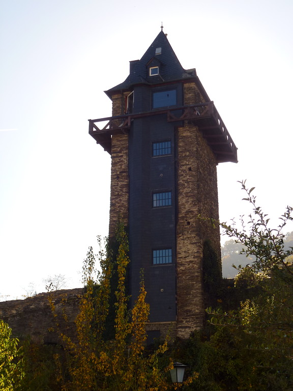 Der Turm am Michelfeld I in Oberwesel wurde um 1240 an der Stadtmauer errichtet (2016).