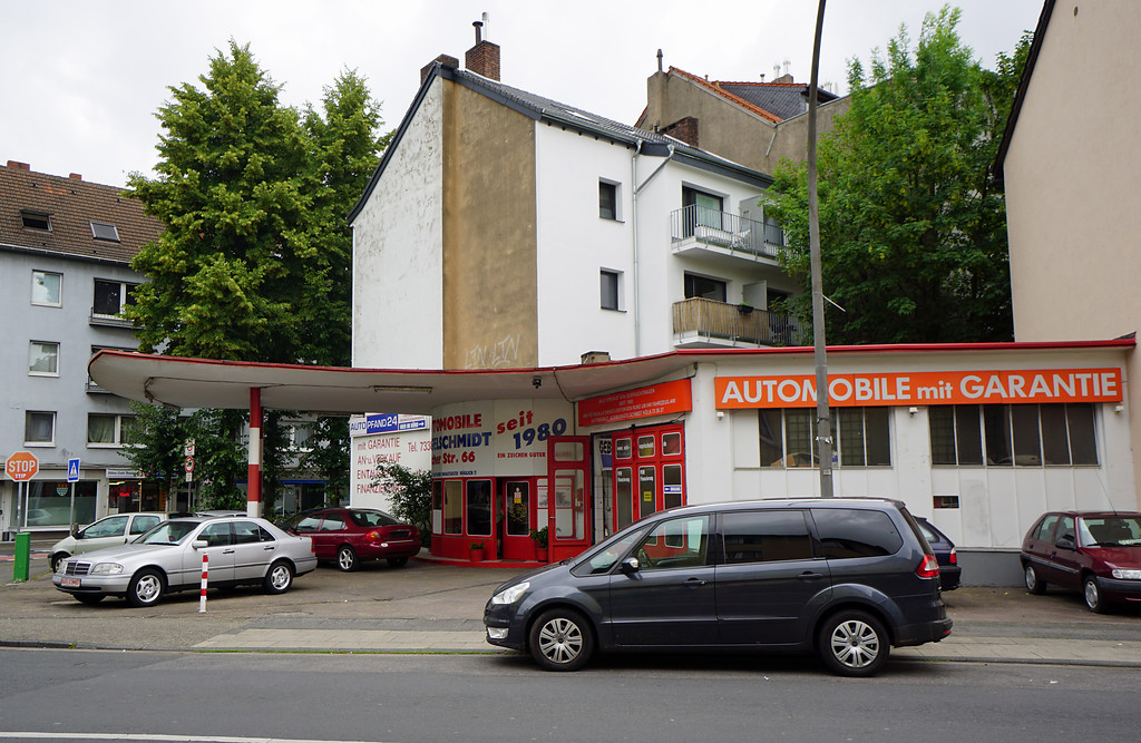Blick auf die heute als KFZ-Handel betriebene historische Tankstelle in Köln-Nippes (2018).