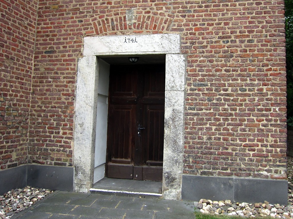 Eingangsportal von 1741 im Turm der Kirche Alt St. Ulrich in Frechen-Buschbell (2013)