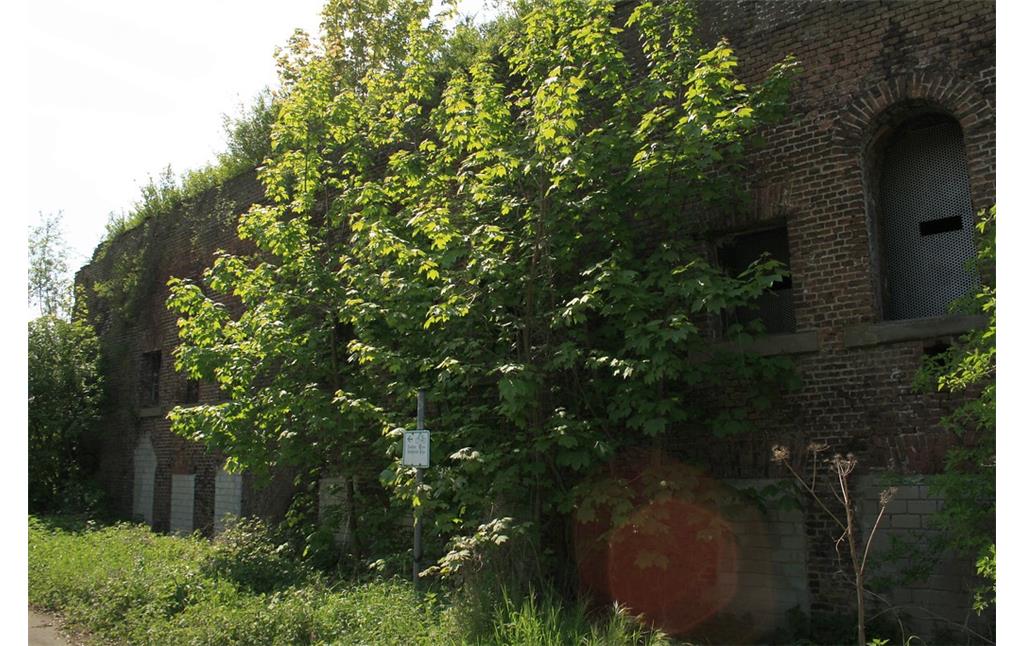 Die südliche Außenmauer der Defensionskaserne von Fort Blücher bei Wesel-Büderich im Frühjahr 2014.