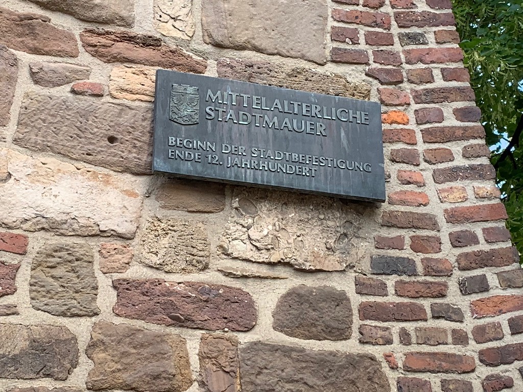 Informationstafel am Rest der Dürener mittelalterlichen Stadtmauer in der Wallstraße (2019).