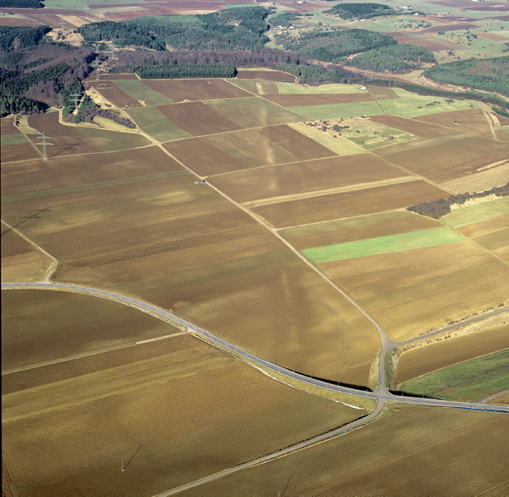 Das Luftbild zeigt die römische Agrippa-Straße zwischen dem Urfttal im Hintergrund und nördlich der Görresburg (nicht im Bild) bei Nettersheim im Luftbild (2010).
