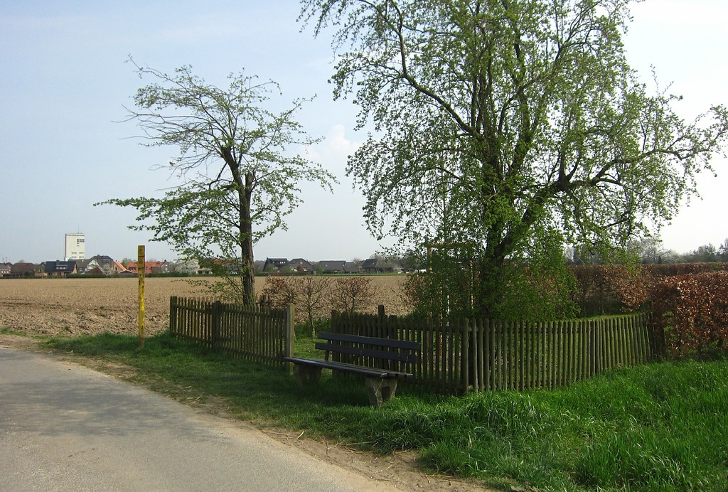Der nördliche Zugang zum Jüdischen Friedhof in der Breitenwegsallee in Kamp-Lintfort-Hoerstgen, im Hintergrund Hoerstgen (2014)