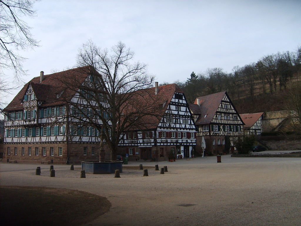 Klosterplatz Maulbronn mit Fachwerkhäusern im Hintergrund (2013)