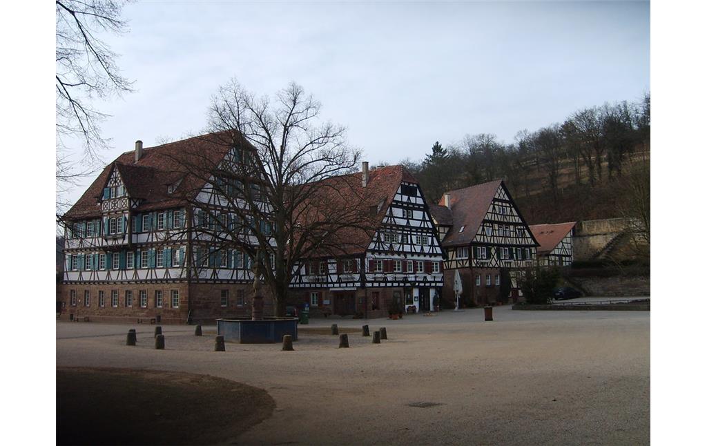 Klosterplatz Maulbronn mit Fachwerkhäusern im Hintergrund (2013)