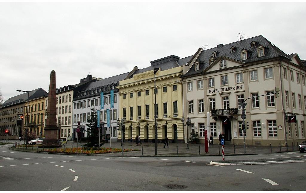 Ansicht des im klassizistischen Stil erbauten Stadttheaters Koblenz, rechts daneben das Gebäude des Hotels "Trierer Hof" (2015).