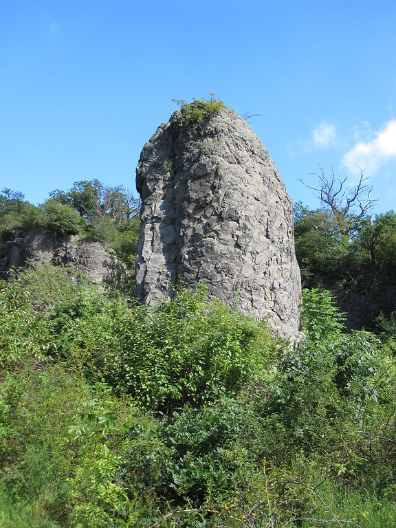 Ein frei stehender "Campanile" im Steinbruch Stenzelberg im Siebengebirge (2010).