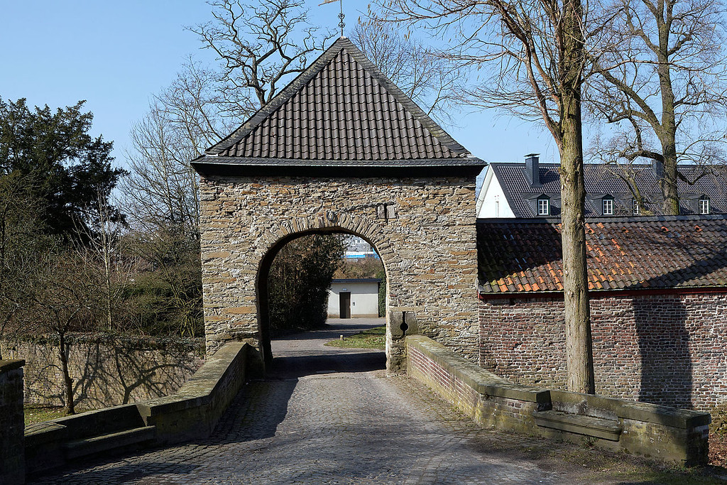 Über einen Wassergraben führende Zufahrt mit Tor zu Haus Unterbach bei Erkrath (2016).