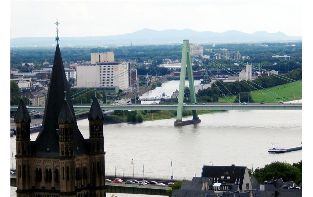 Blick vom Dach des Kölner Doms aus auf das rund 40 Kilometer entfernte Siebengebirge (2014).