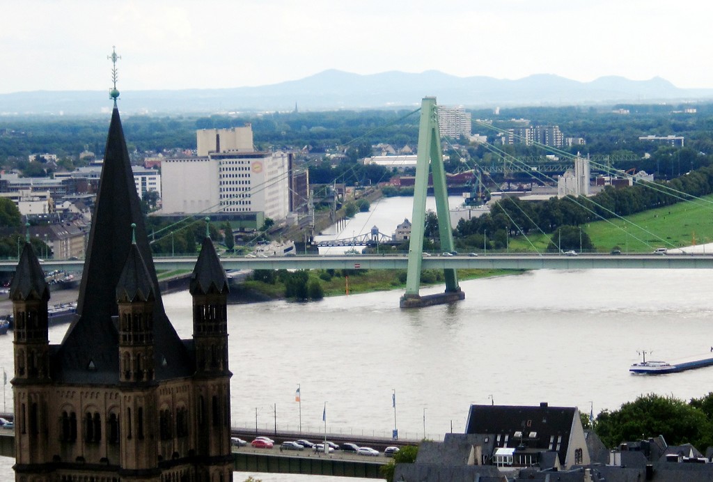 Blick vom Dach des Kölner Doms aus auf das rund 40 Kilometer entfernte Siebengebirge (2014).