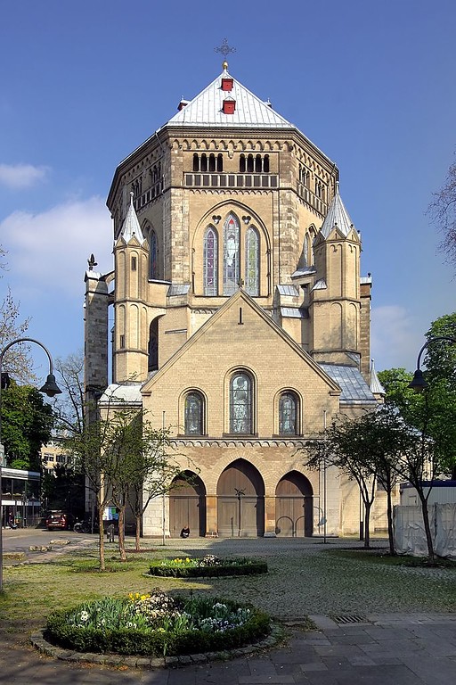 Die Kirche von St. Gereon in Köln, hier die Westansicht mit Vorhalle und Dekagon (2011)
