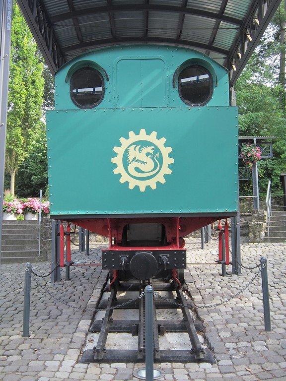 Dampflokomotive Nr. 2, Baujahr 1927, die vor dem Talbahnhof als Denkmallok aufgestellt ist. Blick auf den Tender (2013)