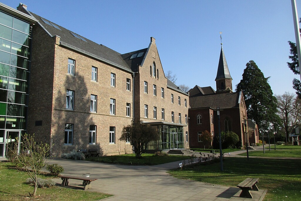Gebäude der Erzbischöflichen Ursulinenschule in Bornheim-Hersel (2022).