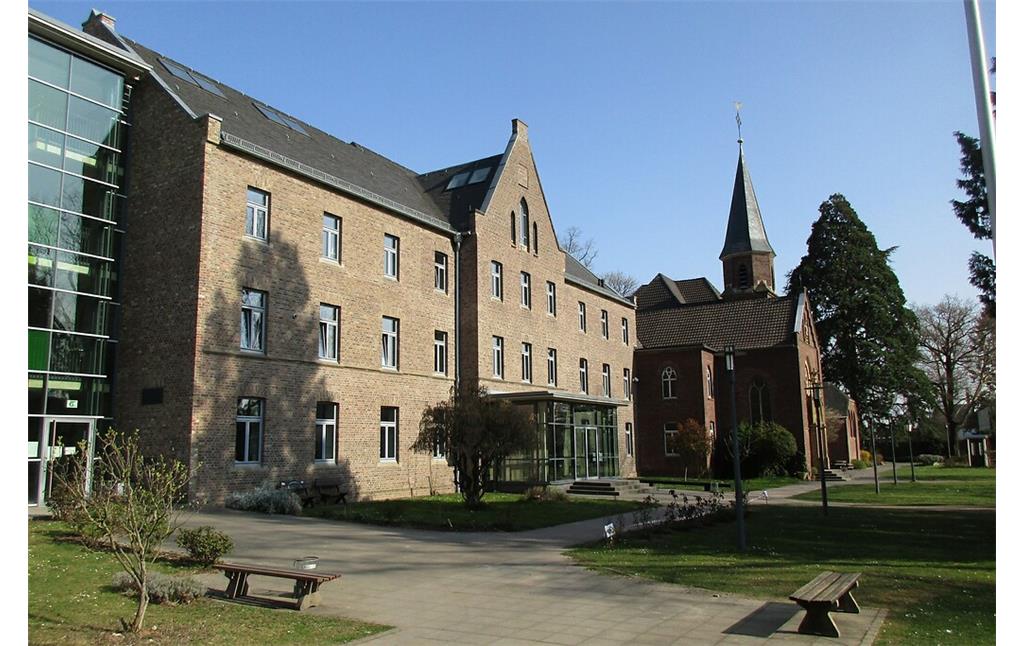 Gebäude der Erzbischöflichen Ursulinenschule in Bornheim-Hersel (2022).