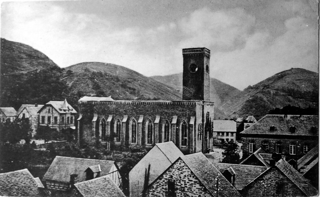 Nach dem Brand im Jahre 1921 standen lediglich die Grundmauern der Pfarrkirche Sankt Johannes der Täufer in Treis (1921)