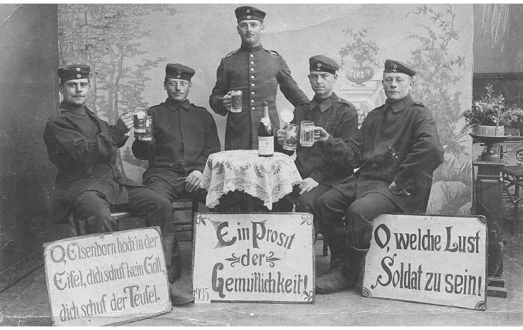 Historische Aufnahme von 1909 mit fünf Soldaten des preußischen Militärs (als Feldpostkarte vom Truppenübungsplatz Elsenborn gelaufen).