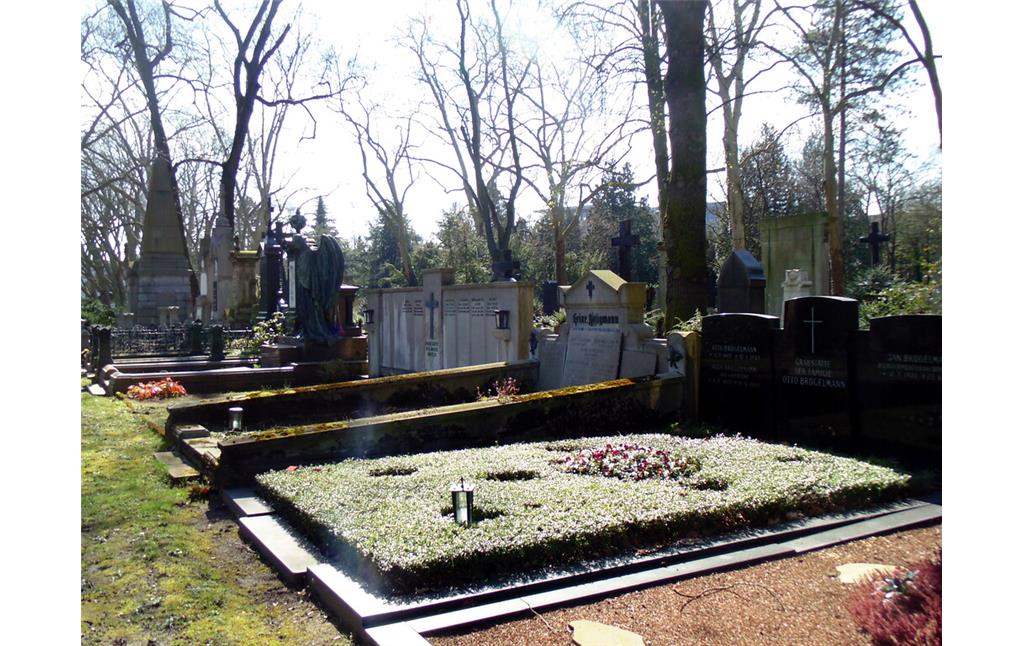 Blick von Norden auf die Grabstätte der Unternehmerfamilie Brügelmann auf dem Melatenfriedhof in Köln-Lindenthal, in dem auch der ehemalige Kölner Oberbürgermeister Jan Brügelmann seine letzte Ruhestätte fand (2020).