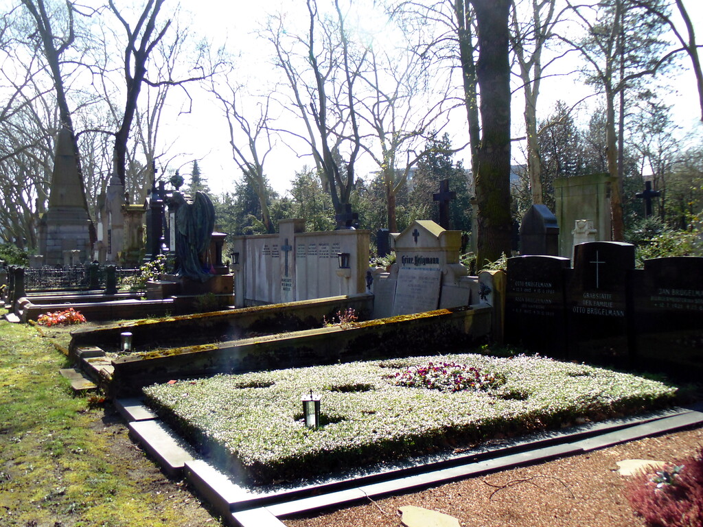 Blick von Norden auf die Grabstätte der Unternehmerfamilie Brügelmann auf dem Melatenfriedhof in Köln-Lindenthal, in dem auch der ehemalige Kölner Oberbürgermeister Jan Brügelmann seine letzte Ruhestätte fand (2020).