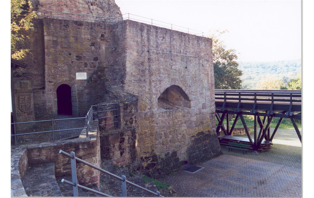 Halsgraben mit Schildmauer und Bastion (2002)