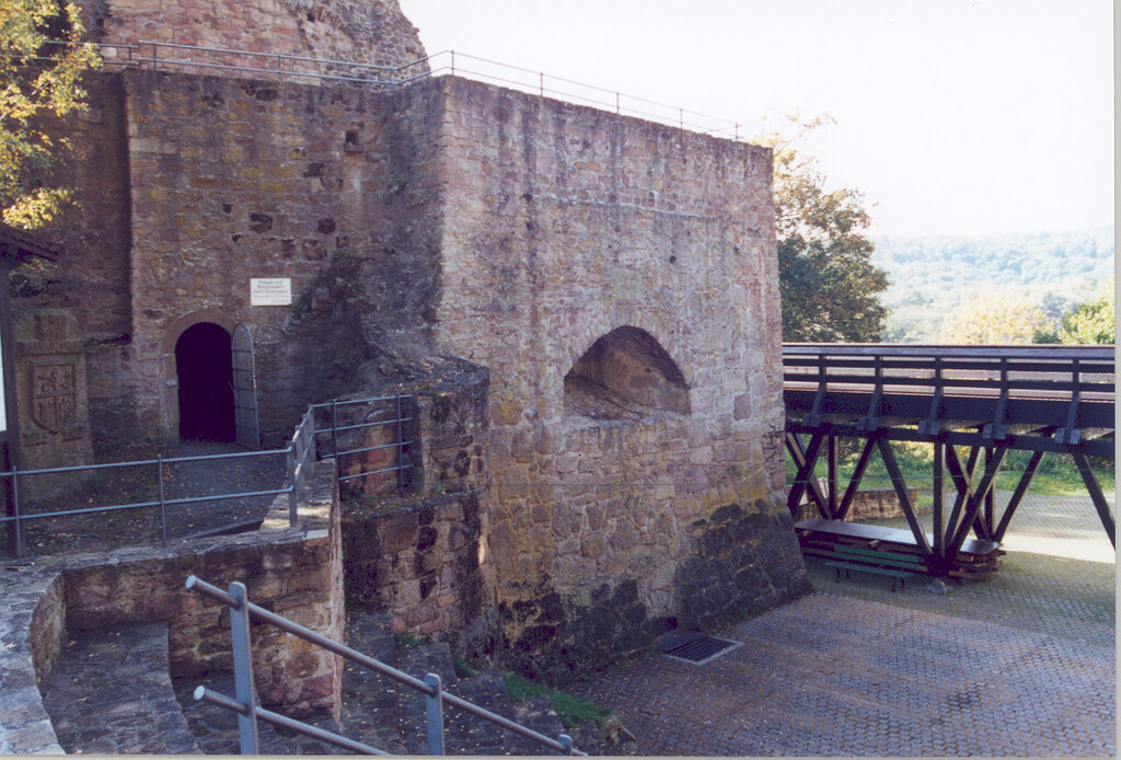 Halsgraben mit Schildmauer und Bastion (2002)