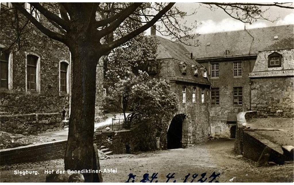 Historisches Foto von um 1927 mit dem Hof der Abtei Siegburg, aufgenommen vom Klostereingang aus.