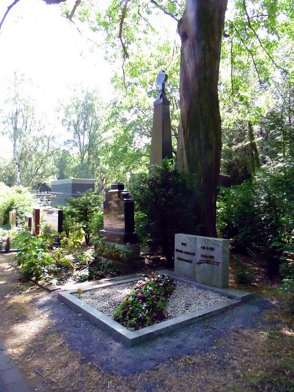 Die Grabstätte des Schriftstellers Heinz G. Konsalik auf dem Melatenfriedhof in Köln-Lindenthal (2020).