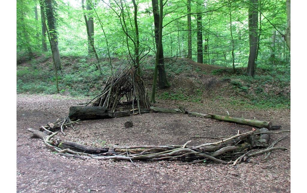 Ein aus Holz gebauter provisorischer Spiel- und Lagerplatz im Bereich der Sandgruben im Königsdorfer Wald bei Pulheim-Dansweiler (2019).