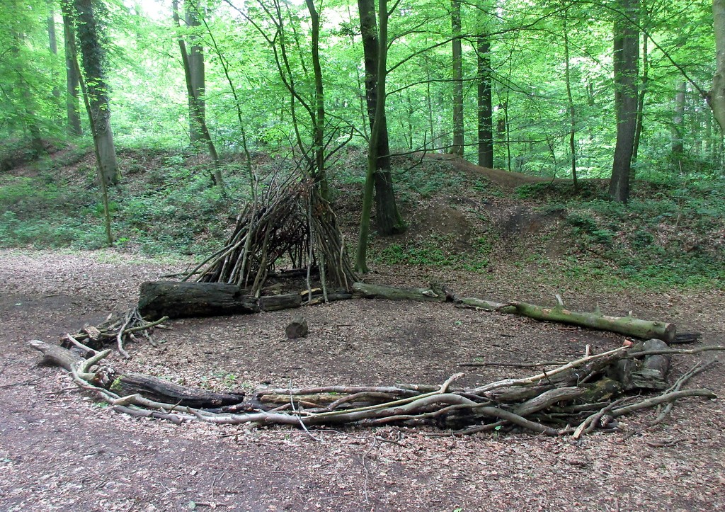Ein aus Holz gebauter provisorischer Spiel- und Lagerplatz im Bereich der Sandgruben im Königsdorfer Wald bei Pulheim-Dansweiler (2019).