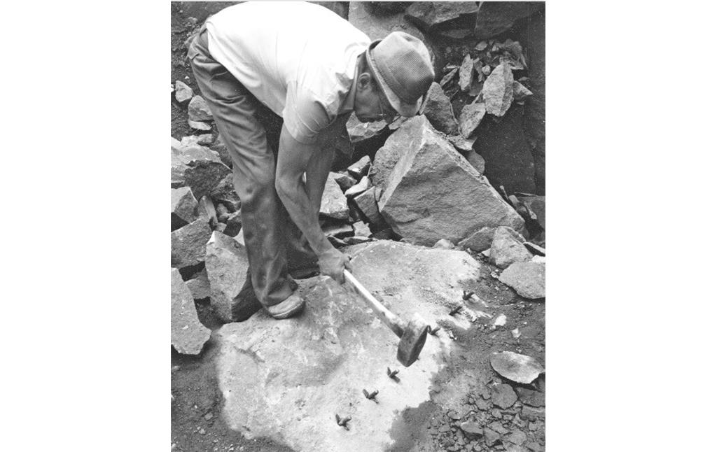 Arbeiter beim Spalten eines Basaltlavabrockens (1950er Jahre)