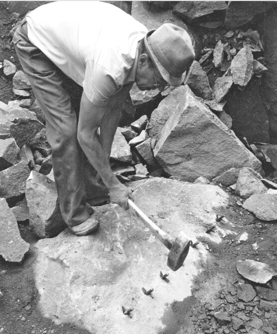 Arbeiter beim Spalten eines Basaltlavabrockens (1950er Jahre)