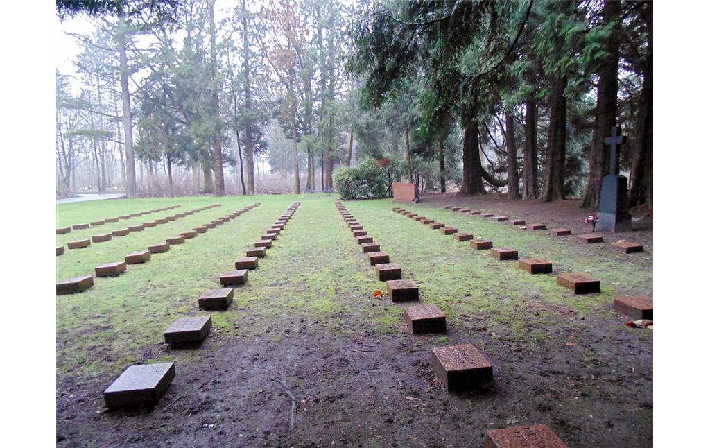 Blick auf die Grabreihen auf dem Gräberfeld für sowjetische Kriegsgefangene auf dem Westfriedhof in Köln-Vogelsang (2021).
