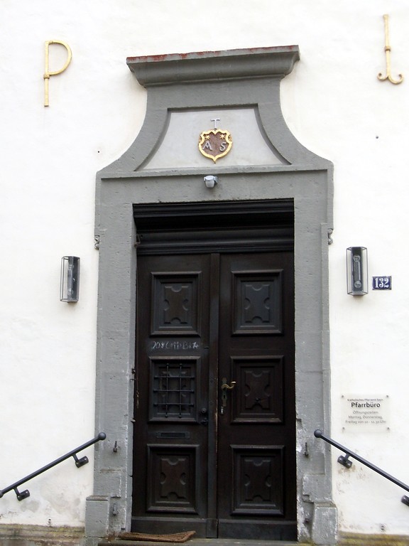 Abtei Sayn, Prälatur, Tür mit Wappen (2015)